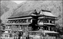 昭和初期　木造三階建ての本家伴久