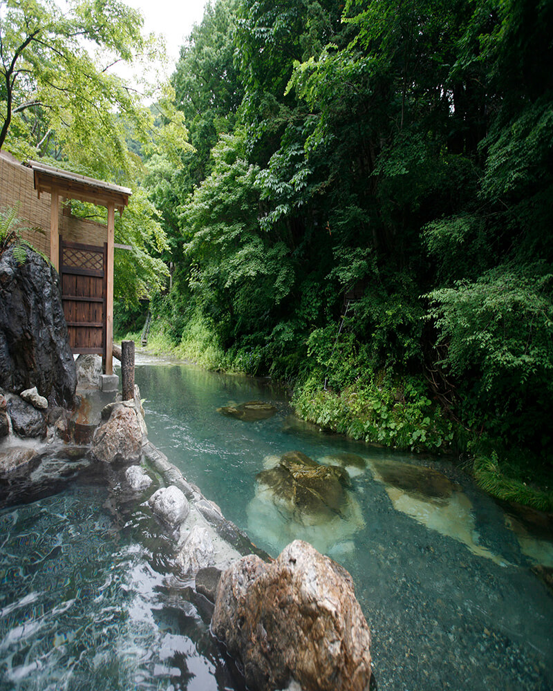 800年以上湧きい出る 湯西川と一体の源泉かけ流し温泉