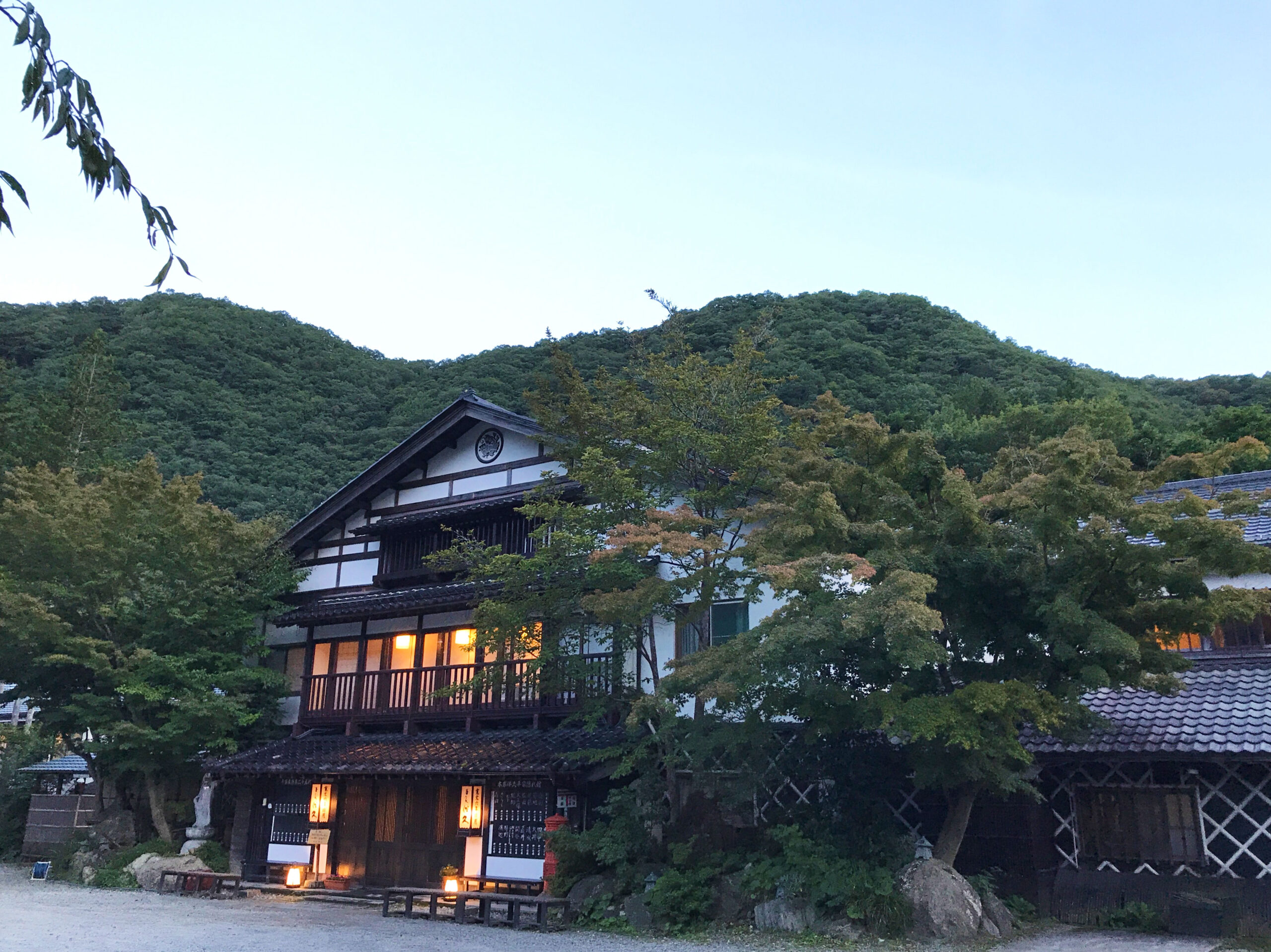 湯西川温泉の初秋　本家伴久の玄関