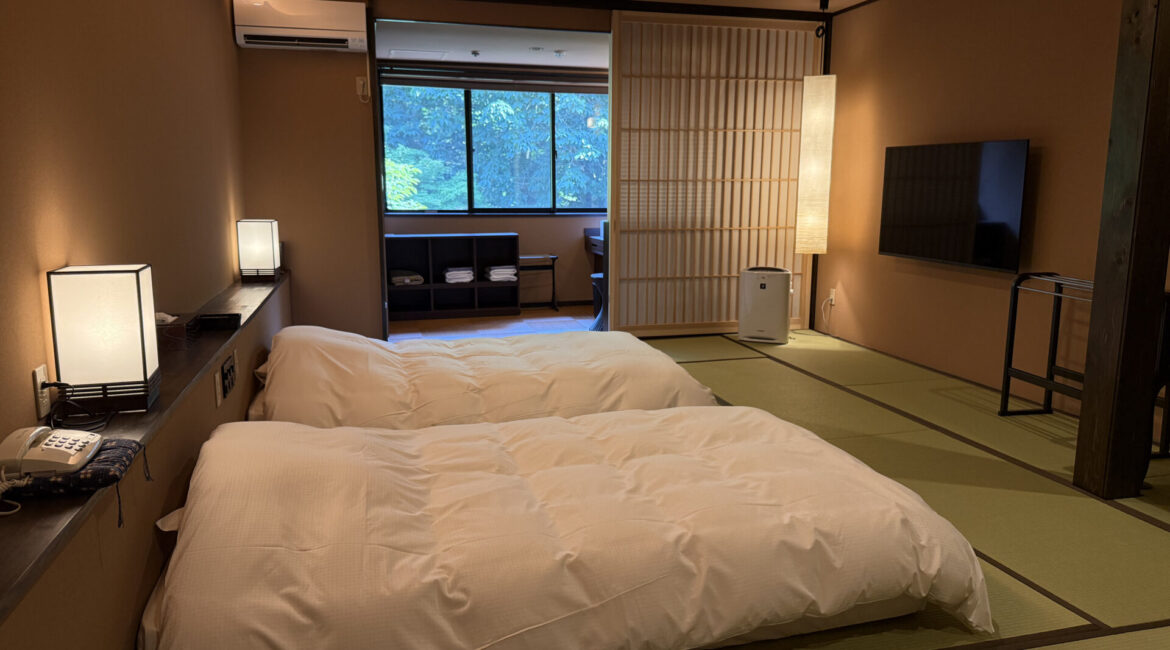 湯西川温泉　本家伴久　渓流沿い半露天風呂付和洋スイート客室
