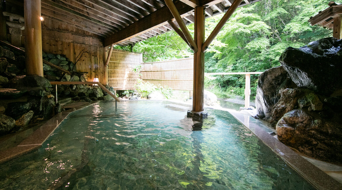 日光湯西川温泉　本家伴久　清流沿いの露天風呂　美肌の湯