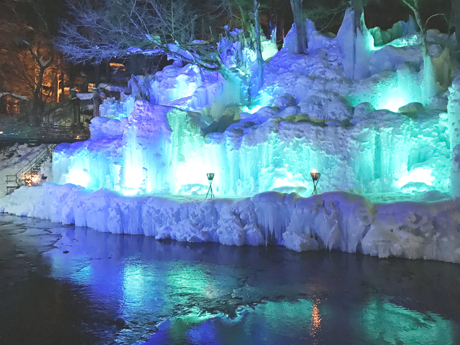湯西川に浮かぶ氷瀑　本家伴久