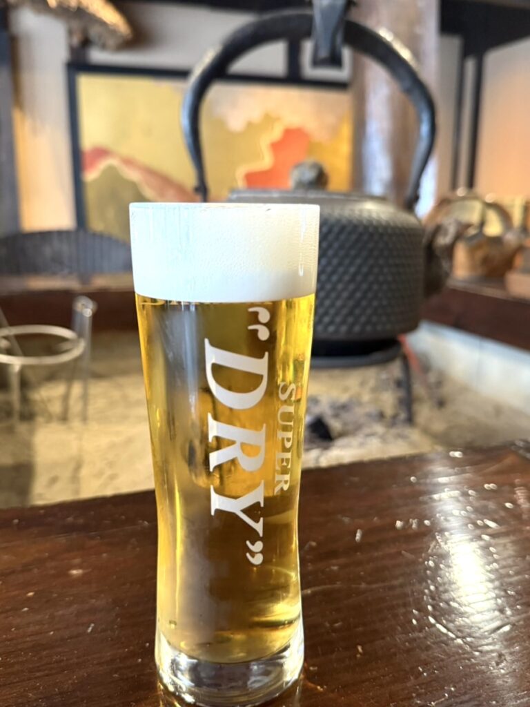 湯西川温泉 本家伴久ロビーで生ビール