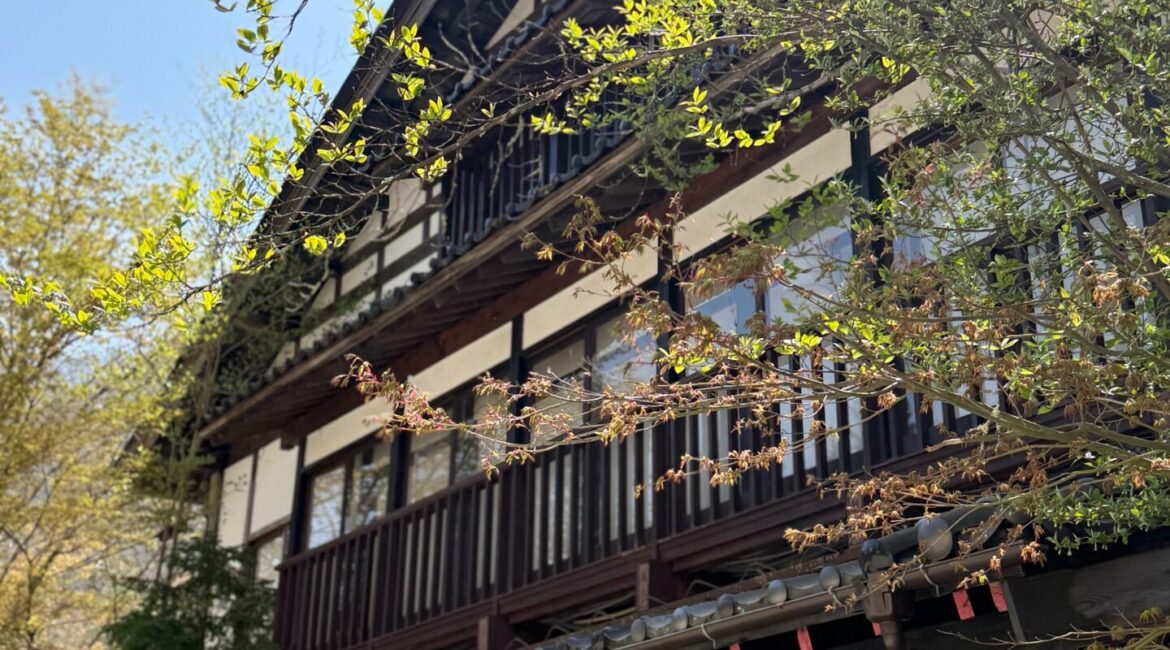 湯西川温泉　本家伴久　春の玄関