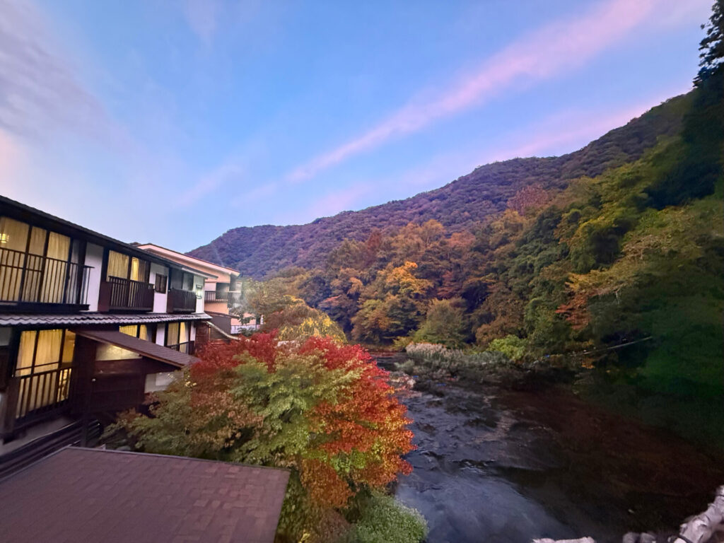 紅葉と夕焼けに染まる湯西川温泉の本家伴久