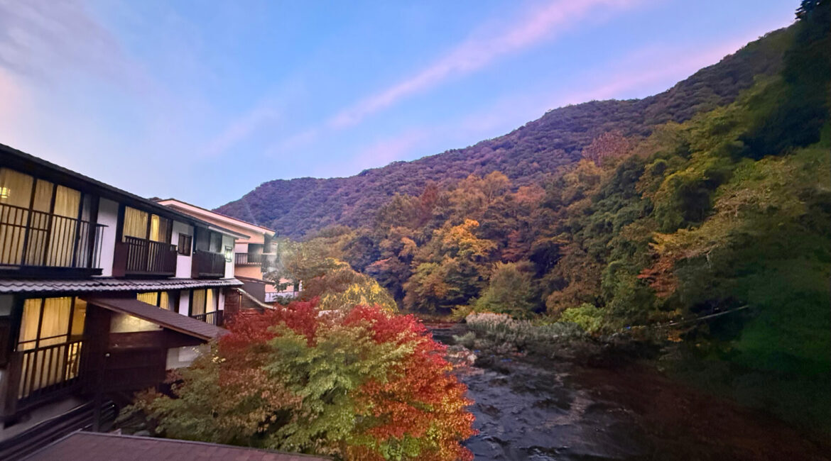 紅葉と夕焼けに染まる湯西川温泉の本家伴久