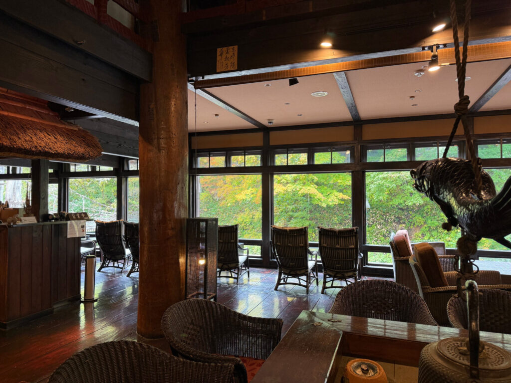 湯西川温泉の紅葉を愛でる本家伴久のロビー