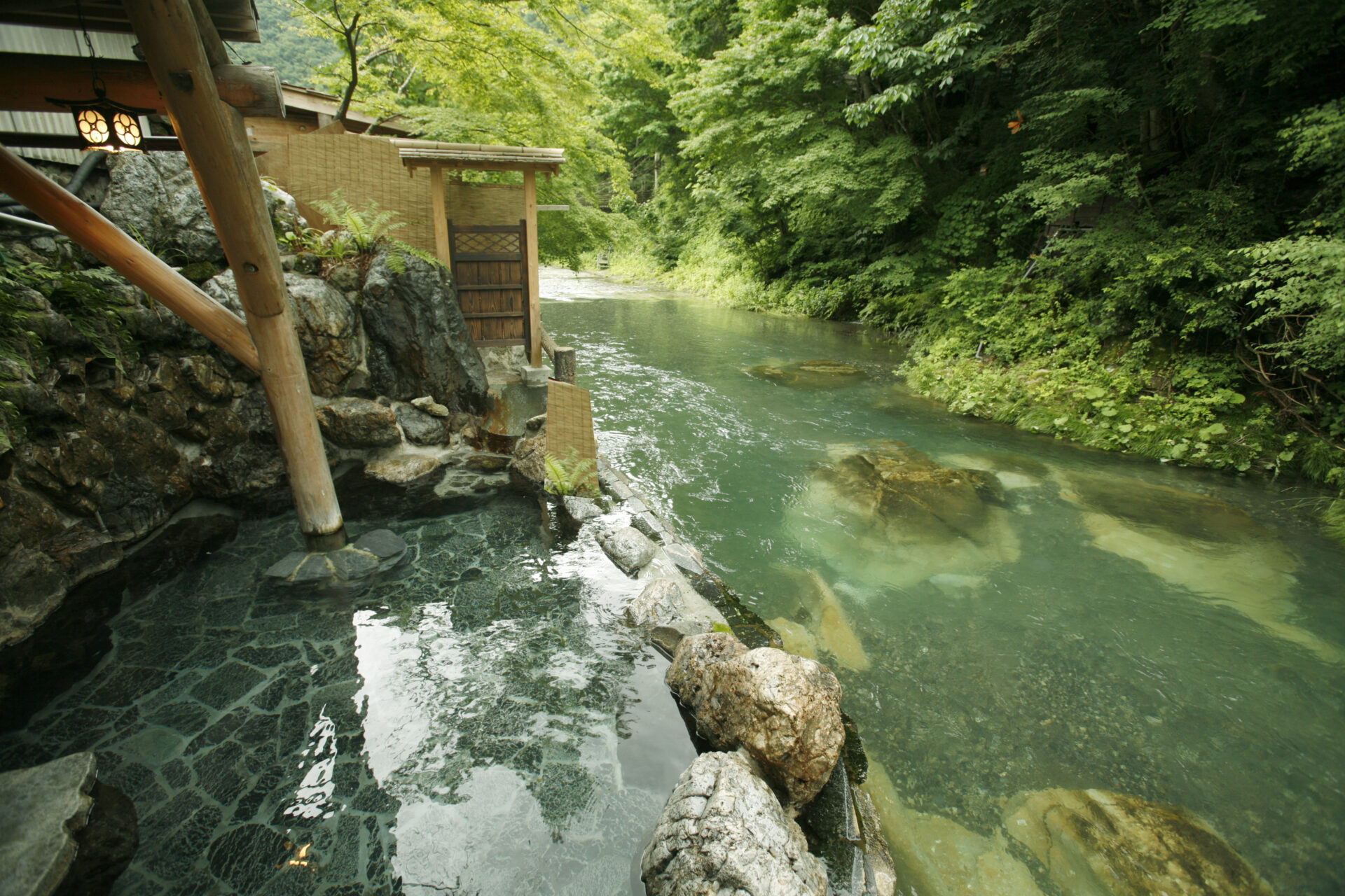 湯西川温泉本家伴久の渓流露天風呂